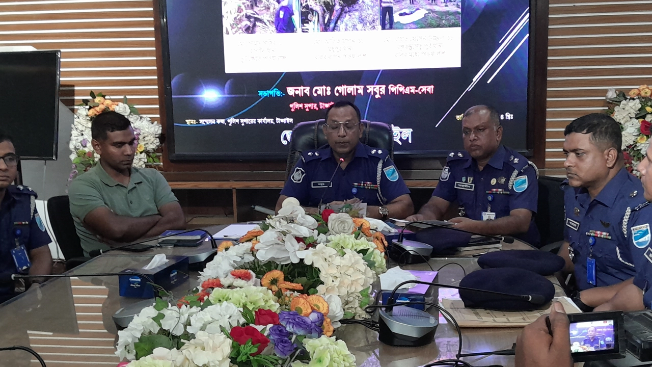 সংবাদ সম্মেলনে উপস্থিত ছিলেন পুলিশ সুপারসহ ঊর্ধ্বতন কর্মকর্তারা। ছবি : কালবেলা
