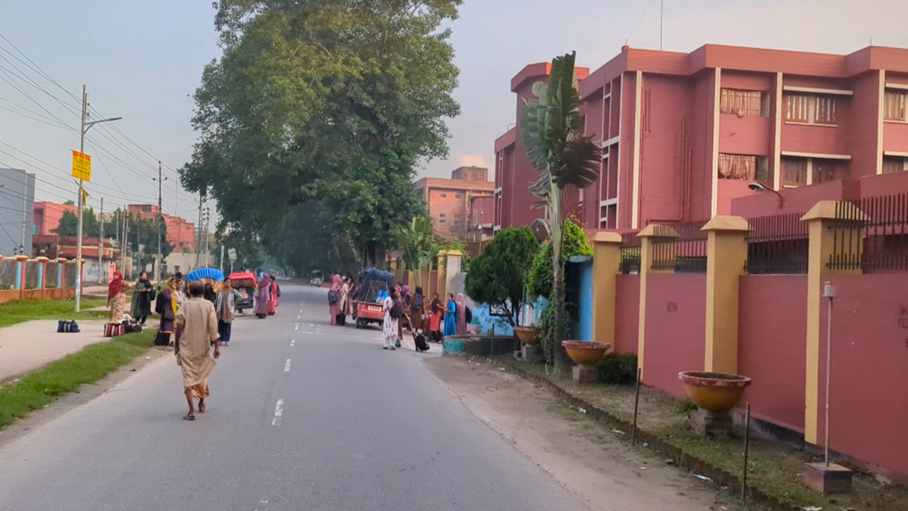 বাকৃবিতে হল ছাড়ছেন শিক্ষার্থীরা। ছবি : কালবেলা