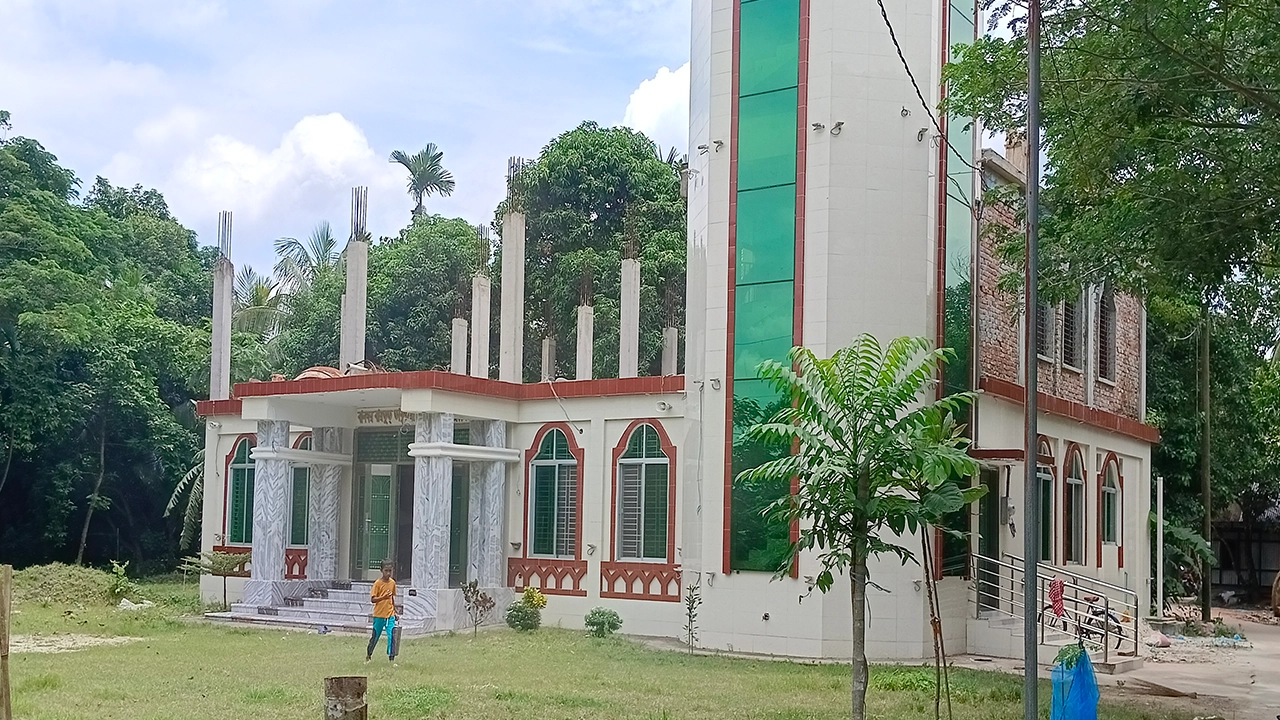 কুমিল্লার মনোহরগঞ্জের বানঘর তাহের চেয়ারম্যান বাড়ির বায়তুত ত্বাকওয়া মসজিদ। ছবি : কালবেলা
