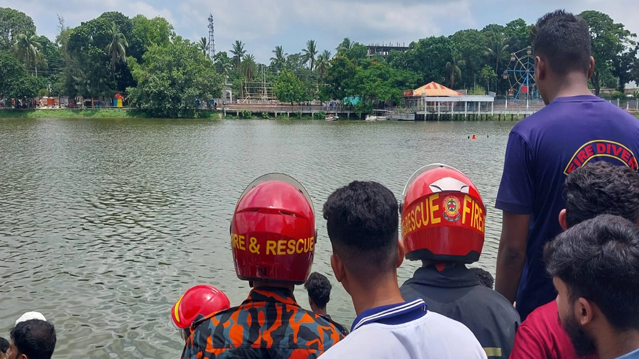মাদারীপুরে শকুনি লেকে ফায়ার সার্ভিসের উদ্ধার অভিযান। ছবি : কালবেলা