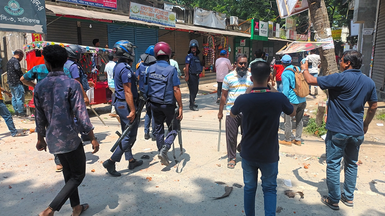 পরিস্থিতি নিয়ন্ত্রণে আনতে পুলিশের অবস্থান। ছবি : কালবেলা