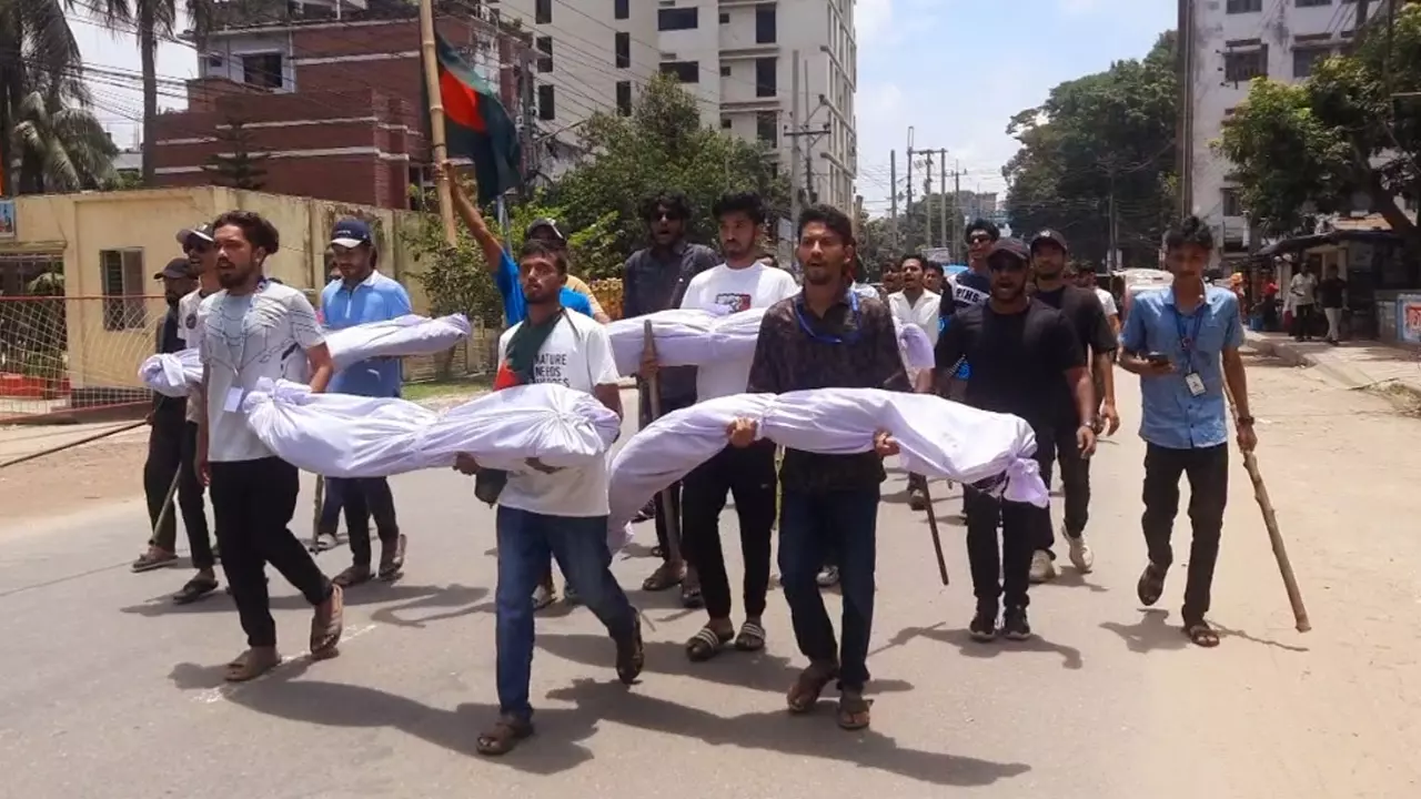 প্রতীকী লাশ নিয়ে বিক্ষোভ মিছিল করছেন কোটা সংস্কারের দাবিতে আন্দোলনকারীরা। ছবি: কালবেলা 
