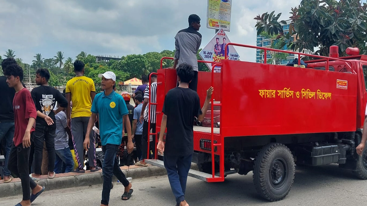 মাদারীপুরে আন্দোলনকারীদের ওপর ত্রিমুখী হামলার অভিযোগ। ছবি : কালবেলা