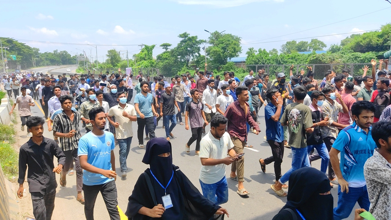 ঢাকা-চট্টগ্রাম মহাসড়ক অবরোধ করে কোটা আন্দোলনকারীরা। ছবি : কালবেলা