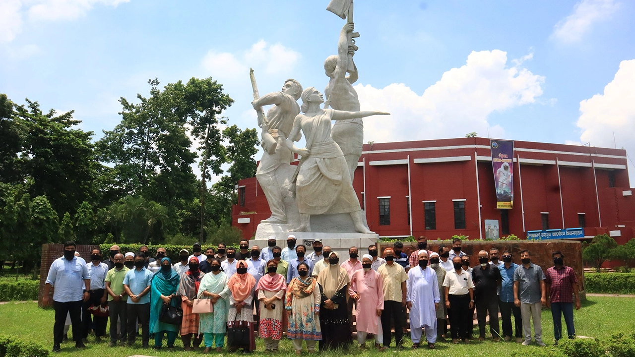 বাকৃবি শিক্ষকদের মুখে কালো কাপড় বেঁধে প্রতিবাদ। ছবি : কালবেলা