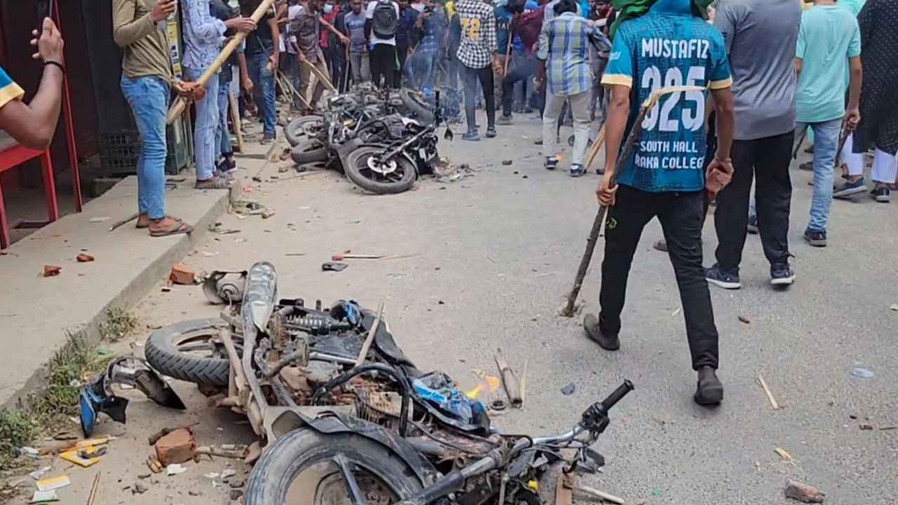 পাবনায় কোটা আন্দোলনকারীদের সঙ্গে ছাত্রলীগের ধাওয়া-পাল্টাধাওয়ায় মোটরসাইকেল ভাঙচুর। ছবি : কালবেলা