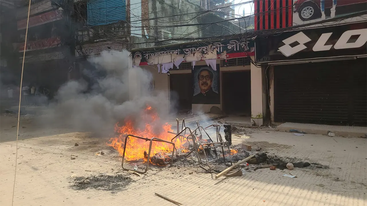 টাঙ্গাইলে আ.লীগ অফিসের সামনে অগ্নিসংযোগ। ছবি : কালবেলা