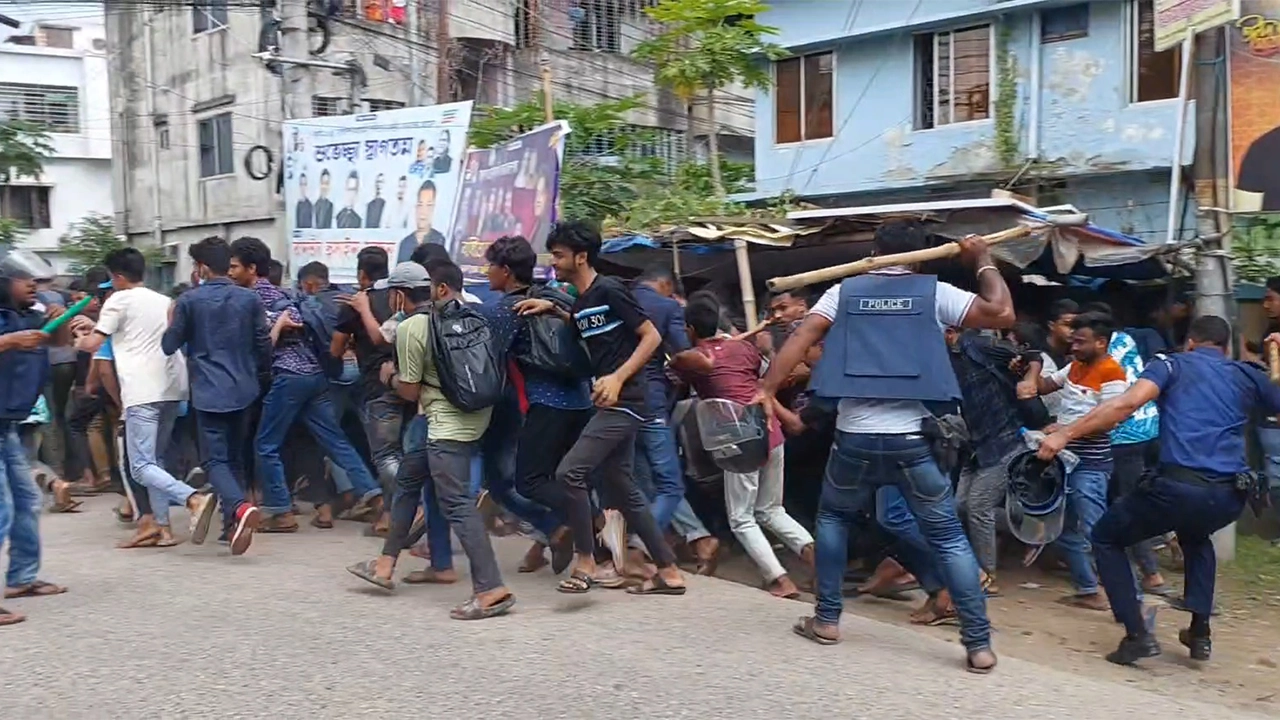 আন্দোলনকারীদের ওপর পুলিশের লাঠিচার্জ। ছবি : কালবেলা