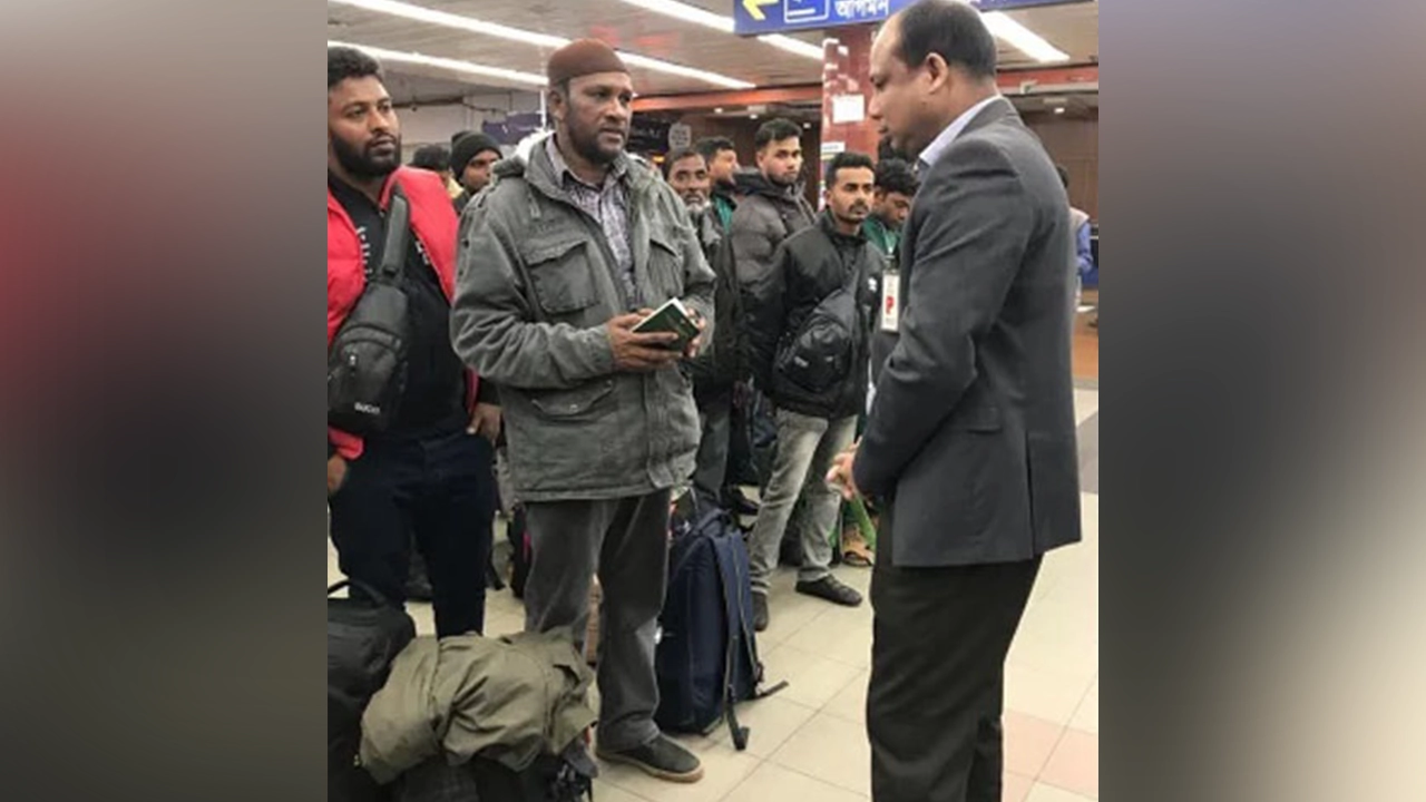 প্রত্যাবাসনকারীদের অভ্যর্থনা জানানো হয়েছে । ছবি : সংগৃহীত