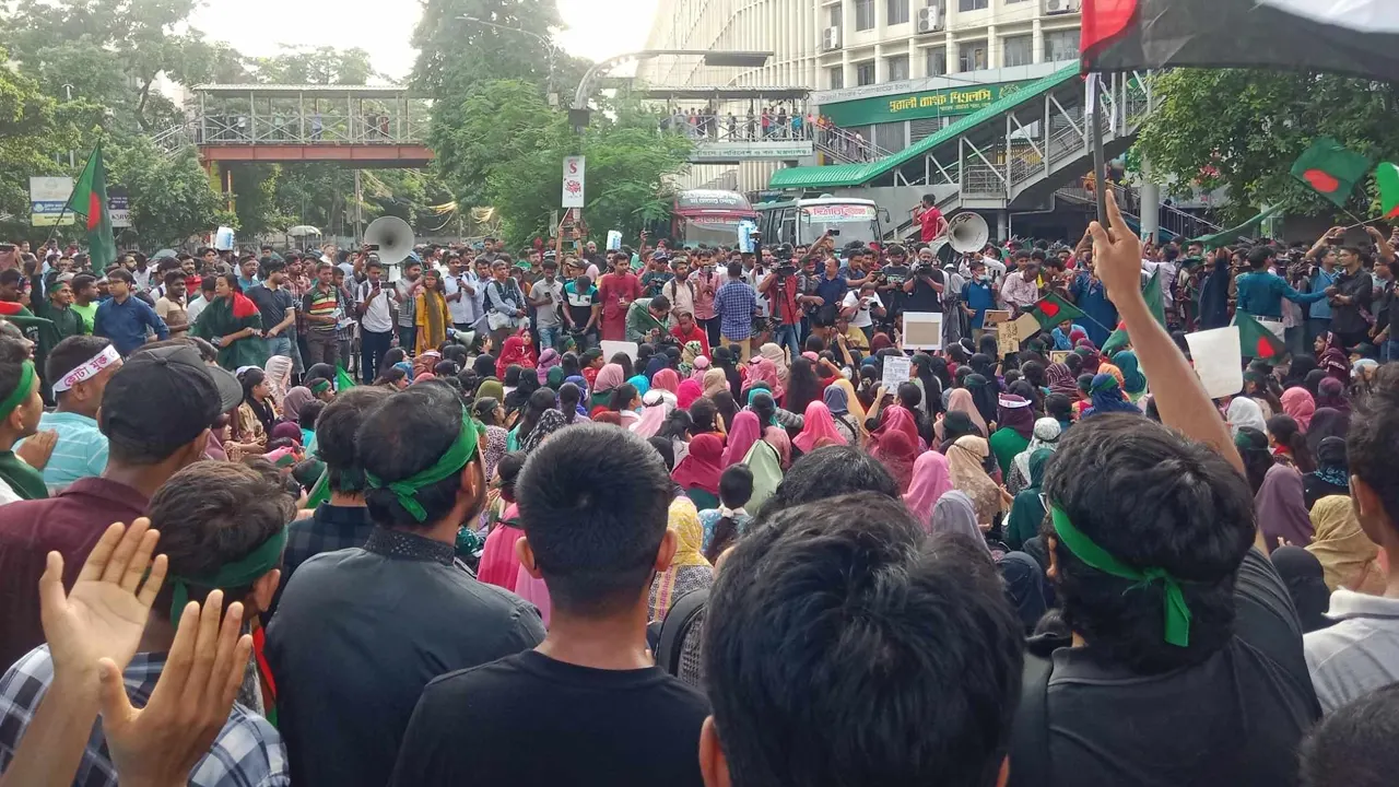 রাজধানীর শাহবাগে কোটা আন্দোলনকারীদের অবরোধ। পুরোনো ছবি