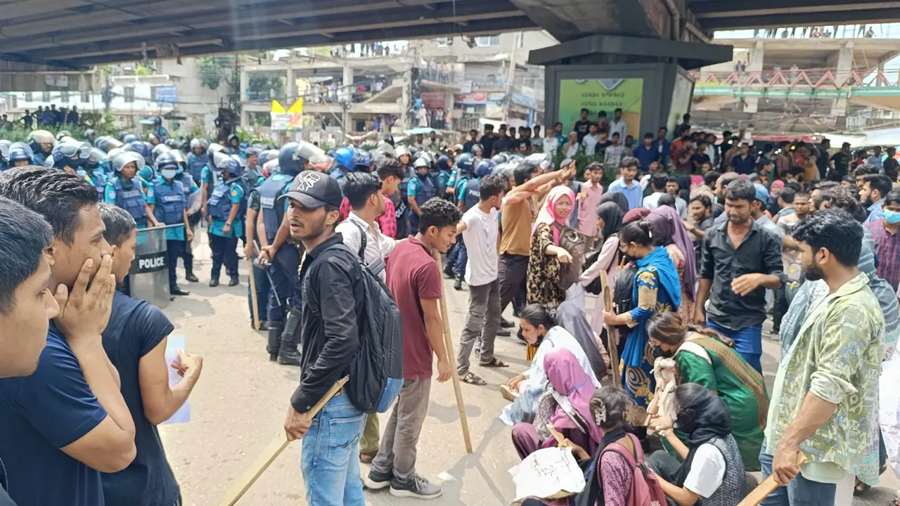চট্টগ্রামে বহদ্দারহাট এলাকায় আন্দোলনকারীদের সরাতে অবস্থান নেয় পুলিশ। ছবি : কালবেলা