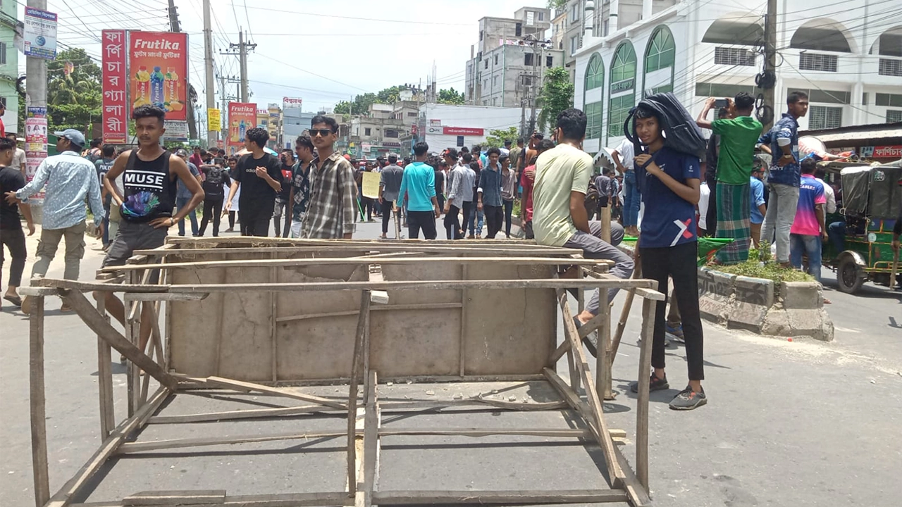 ঢাকা-নোয়াখালী মহাসড়ক অবরোধ করে রেখেছে আন্দোলনকারীরা। ছবি : কালবেলা