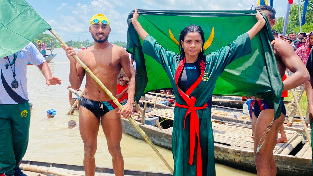 জাতীয় দূরপাল্লার সাঁতারে পুরস্কার বিতরণ। ছবি : সংগৃহীত