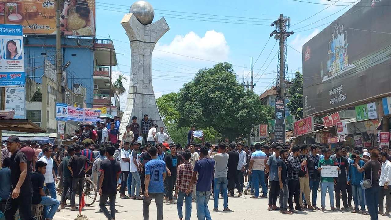 কোটা সংস্কারের দাবিতে আন্দোলন করছে আন্দোলনকারীরা। ছবি : কালবেলা