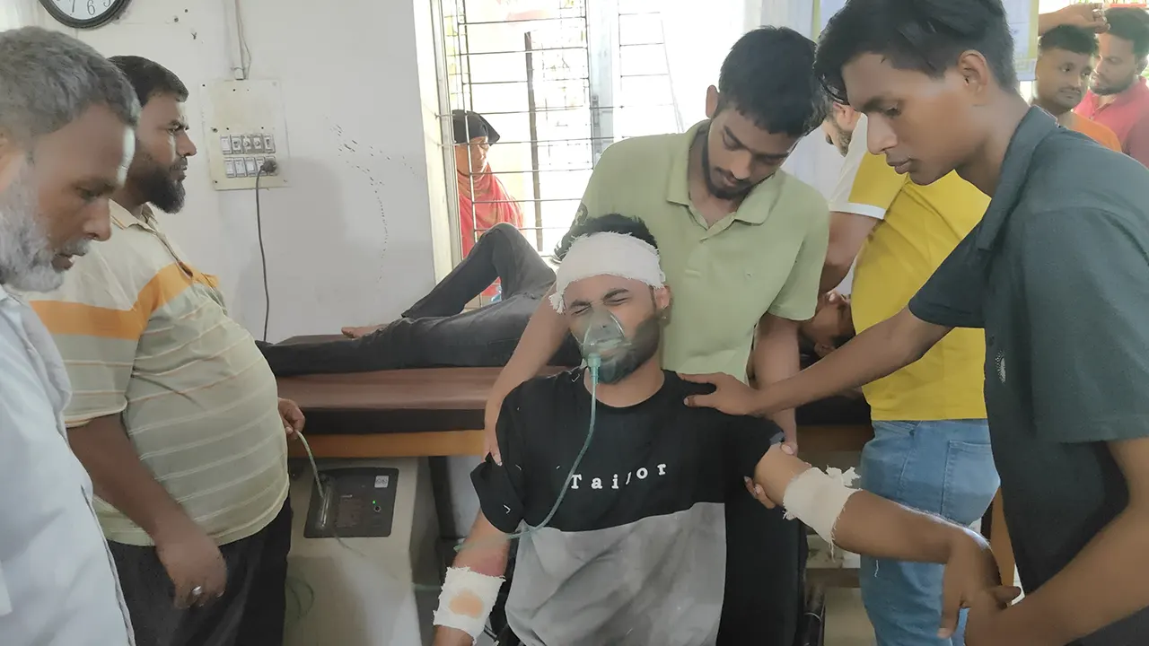হাসপাতালে চিকিৎসাধীন হামলায় আহত আন্দোলনকারী। ছবি : কালবেলা