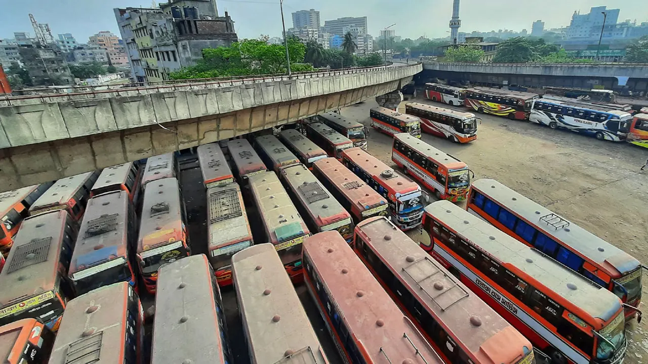 রাজধানীর সায়েদাবাদ বাস টার্মিনালে অপেক্ষারত বাস। ছবি : সংগৃহীত