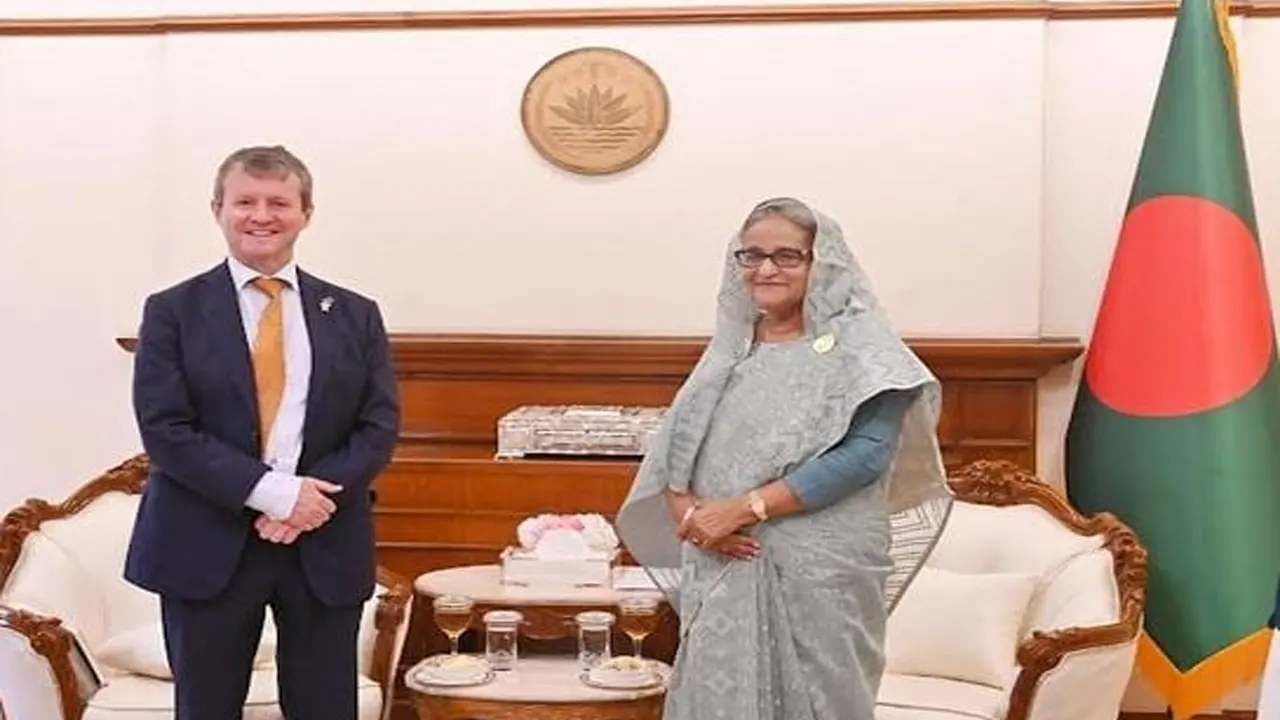 নরওয়ের রাষ্ট্রদূত এস্পেন রিকটার এসভেন্ডসার ও প্রধানমন্ত্রী শেখ হাসিনা। ছবি : সংগৃহীত