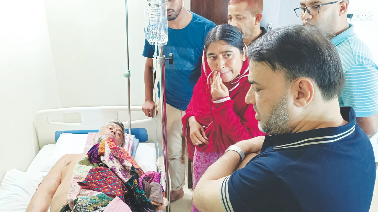 শৈলকুপা উপজেলা আওয়ামী লীগ সভাপতিকে হাসপাতালে দেখতে যান ঝিনাইদহ জেলা আওয়ামী লীগের সহসভাপতি নজরুল ইসলাম দুলাল বিশ্বাস। ছবি : কালবেলা