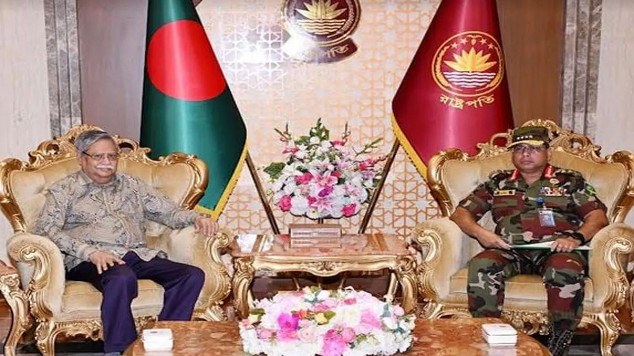 রাষ্ট্রপতির সঙ্গে সেনাপ্রধানের সৌজন্য সাক্ষাৎ। ছবি : বাসস