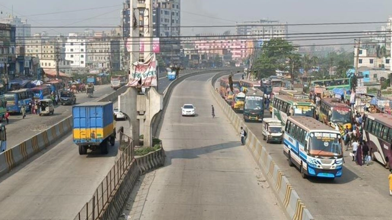 ঢাকা-চট্টগ্রাম মহাসড়কে যানবাহন চলাচলের একটি চিত্র। ছবি : সংগৃহীত