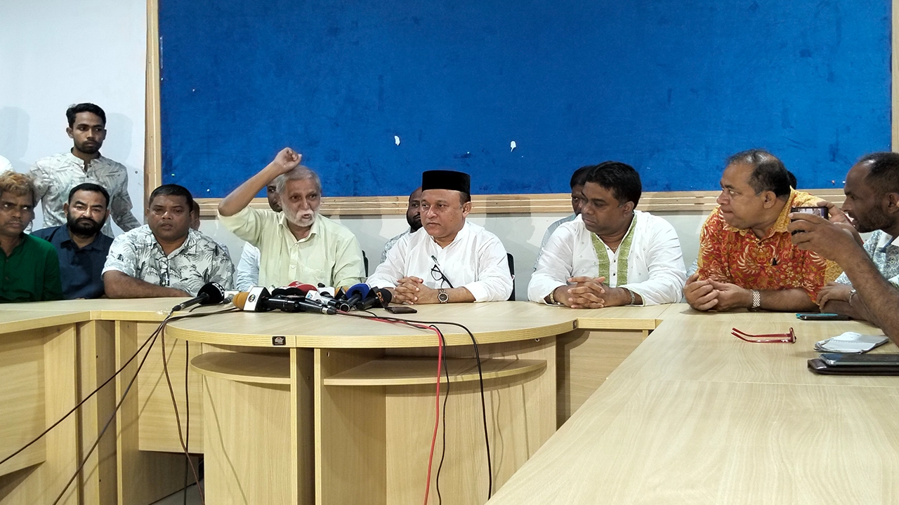 কক্সবাজারে নাশকতা প্রতিরোধে কমিটি গঠন অনুষ্ঠানে অতিথিরা। ছবি : কালবেলা