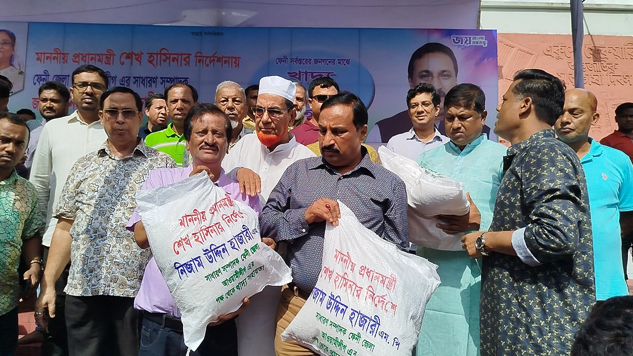 ফেনীতে শ্রমজীবী ৫০ হাজার মানুষের মাঝে খাদ্য সামগ্রী বিতরণ। ছবি : কালবেলা