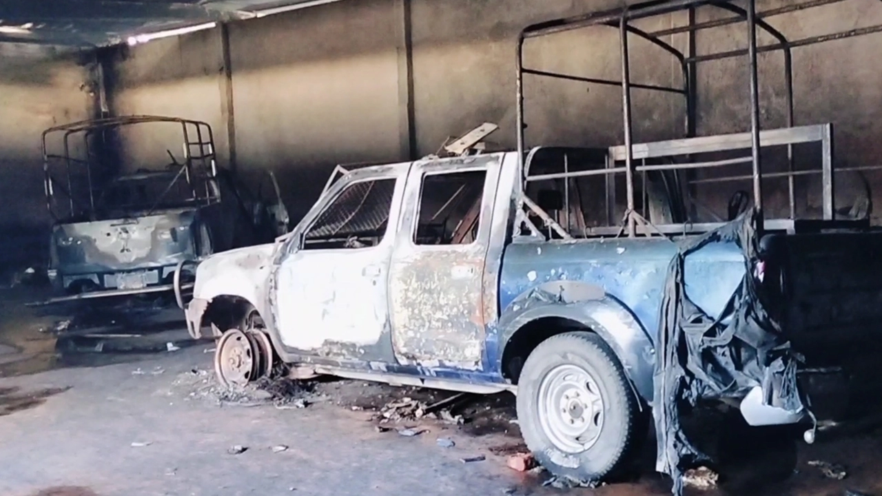 তুলার গোডাউনে পুড়ে যাওয়া পুলিশের দুটি গাড়ি। ছবি : কালবেলা