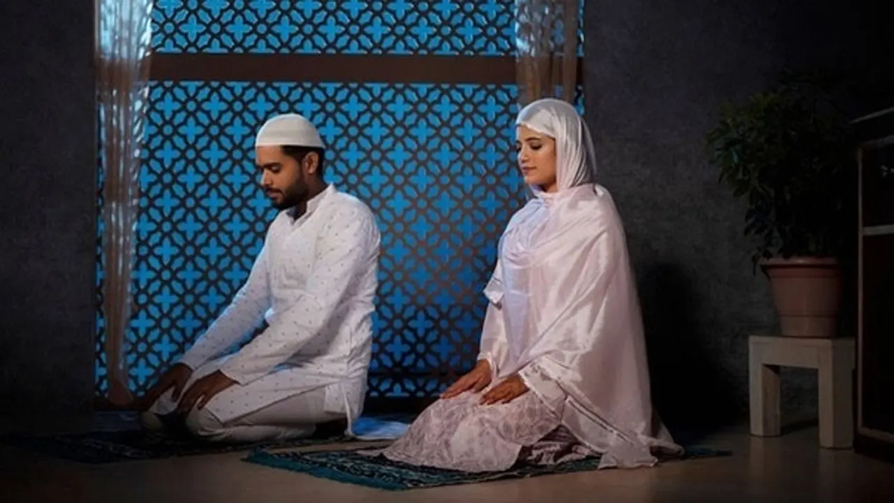 স্বামী-স্ত্রী এক সঙ্গে জামাতে সালাত আদায়। ছবি : সংগৃহীত