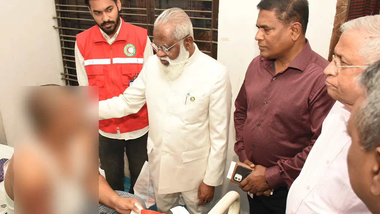 আহত পুলিশ সদস্যদের দেখতে গেছেন রেড ক্রিসেন্ট সোসাইটির চেয়ারম্যান অধ্যাপক ডা. এম ইউ কবীর চৌধুরী। ছবি : কালবেলা