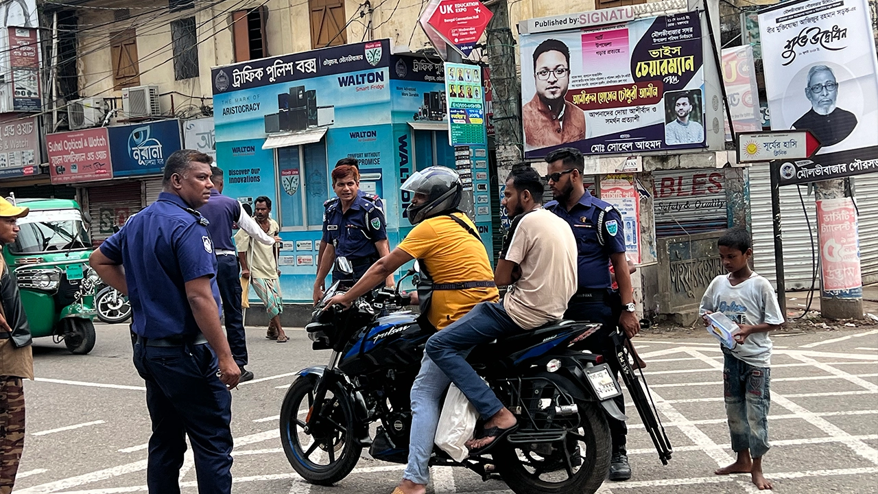 কারফিউ শিথিলের কারণে নির্বিঘ্নে চলাচল করছে মানুষজন। ছবি : কালবেলা