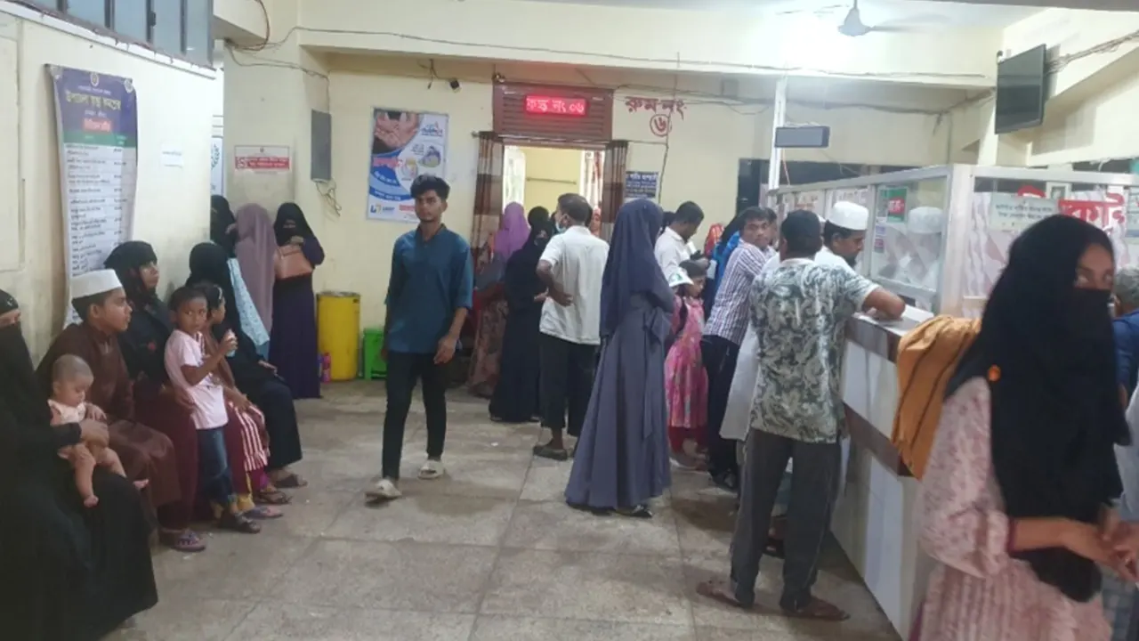 চিকিৎসা নিতে আসা চৌদ্দগ্রাম স্বাস্থ্য কমপ্লেক্সে রোগীদের উপচে পড়া ভিড়। ছবি : কালবেলা