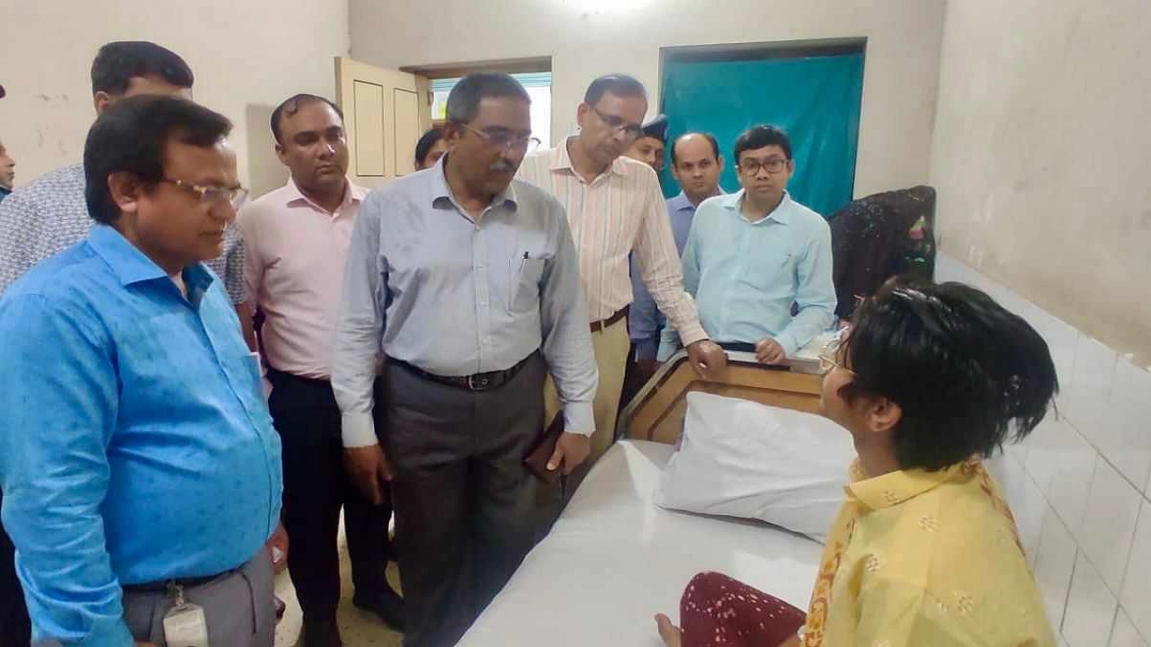 আহত শিক্ষার্থী ও পুলিশ সদস্যদের চিকিৎসার খোঁজখবর নিতে ঢাকা মেডিকেল কলেজ হাসপাতাল ও কেন্দ্রীয় পুলিশ হাসপাতাল (সিপিএইচ) পরিদর্শন করেছেন জাতীয় মানবাধিকার কমিশনের প্রতিনিধিরা। ছবি : সংগৃহীত