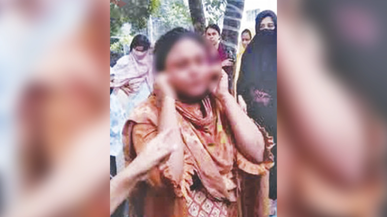 ছাত্রলীগের এক নেত্রীকে কান ধরে উঠবস করানো হয়। ছবি : সংগৃহীত