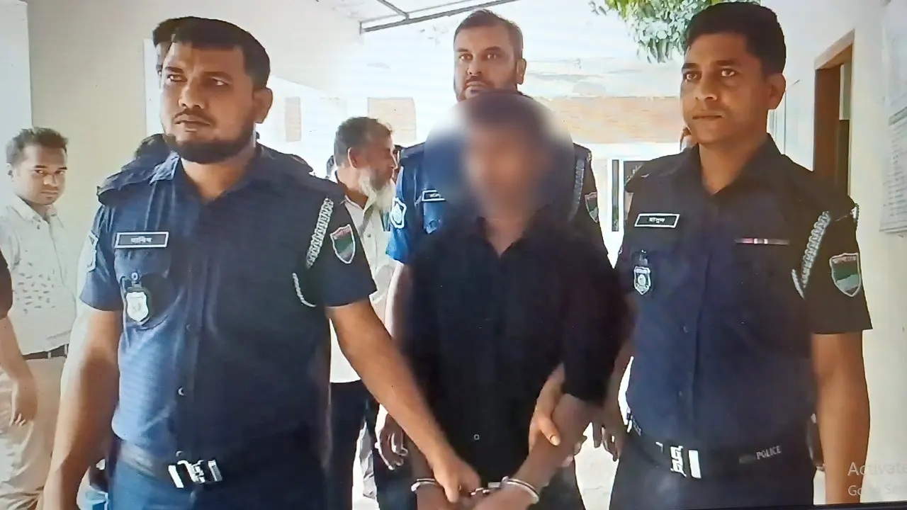 কারাদণ্ডপ্রাপ্ত যুবককে আদালত থেকে কারাগারে নিয়ে যাচ্ছে পুলিশ। ছবি : কালবেলা