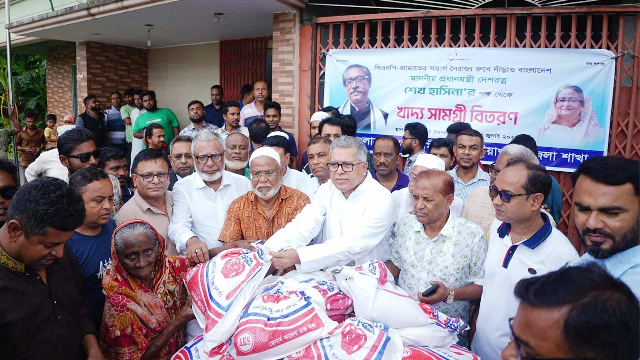 খাদ্যসামগ্রী বিতরণ করেছেন সাবেক সংসদ সদস্য অ্যাডভোকেট আফজাল হোসেন। ছবি : কালবেলা