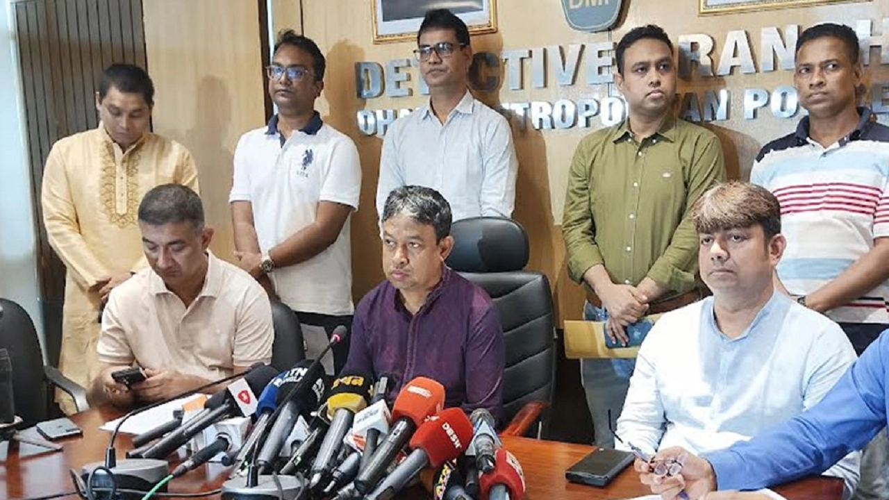 শুক্রবার (২৬ জুলাই) দুপুরে ডিএমপি মিডিয়া সেন্টারে আয়োজিত এক সংবাদ সম্মেলনে কথা বলেন  ডিবিপ্রধান মোহাম্মদ হারুন অর রশীদ। ছবি : সংগৃহীত