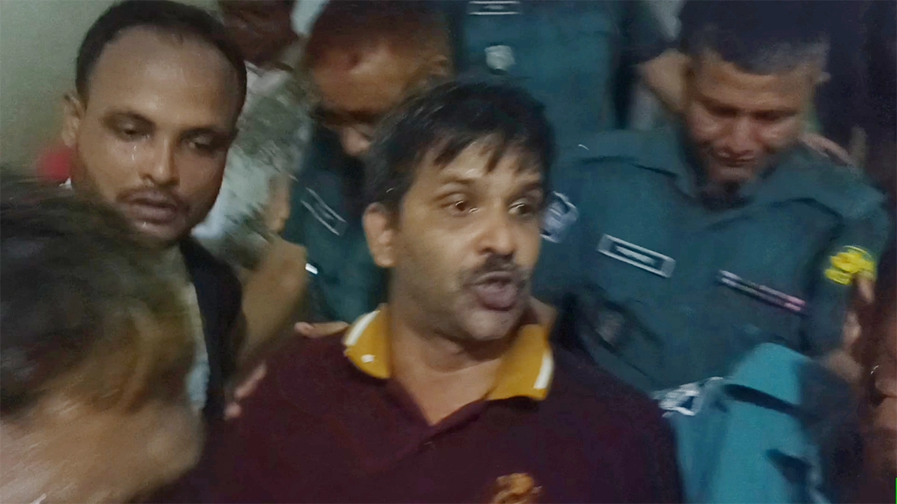 আদালতে নেওয়া হয় ডিইউজের সাংগঠনিক সম্পাদক হাফিজ আল আসাদ ওরফে সাঈদ খান। ছবি : কালবেলা