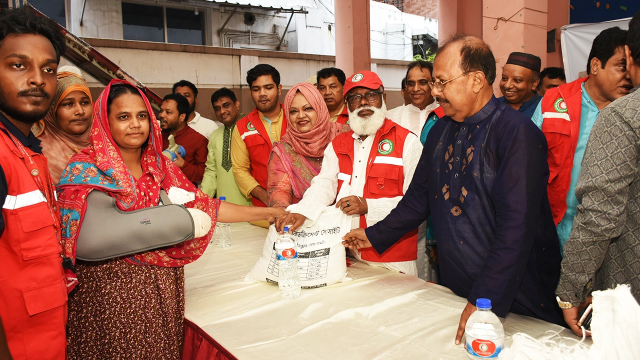 ৫০০ পরিবারকে খাদ্যসামগ্রী দিয়েছেন রেড ক্রিসেন্ট সোসাইটির চেয়ারম্যান অধ্যাপক ডা. এম. ইউ. কবীর চৌধুরী। ছবি : কালবেলা