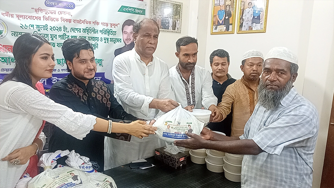 অসহায় ও দুস্থ মানুষের মাঝে খাদ্যসামগ্রী বিতরণ করেছেন এনপিপি’র চেয়ারম্যান শেখ ছালাউদ্দিন ছালু। ছবি : কালবেলা