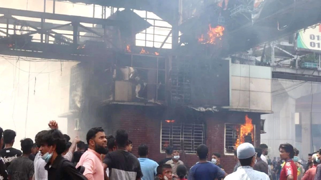 মিরপুরে আগুনে ক্ষতিগ্রস্ত মেট্রোরেল স্টেশন। পুরোনো ছবি