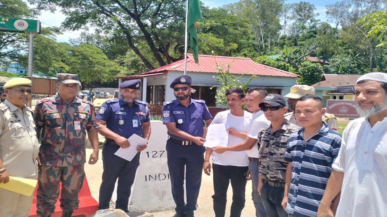 তামাবিল ইমিগ্রেশন কর্তৃপক্ষ পরিবারের কাছে হস্তান্তর করছে