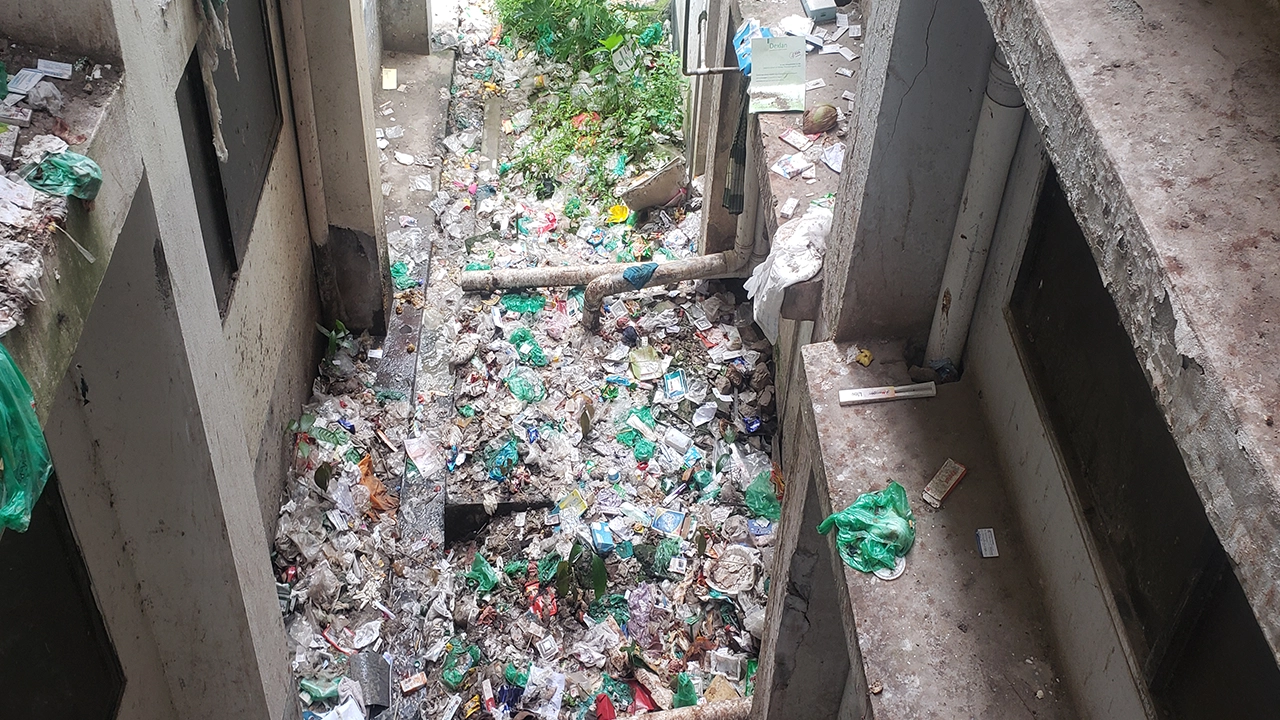 খুলনা মেডিকেল কলেজ হাসপাতালে ব্লকের মাঝে ময়লার স্তূপ