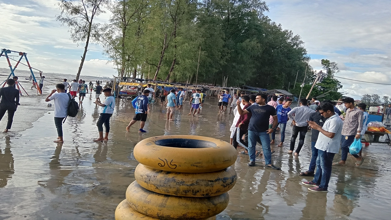 চট্টগ্রামের আনোয়ারা পারকি সমুদ্র সৈকতে পর্যটকের ভিড়। ছবি : কালবেলা