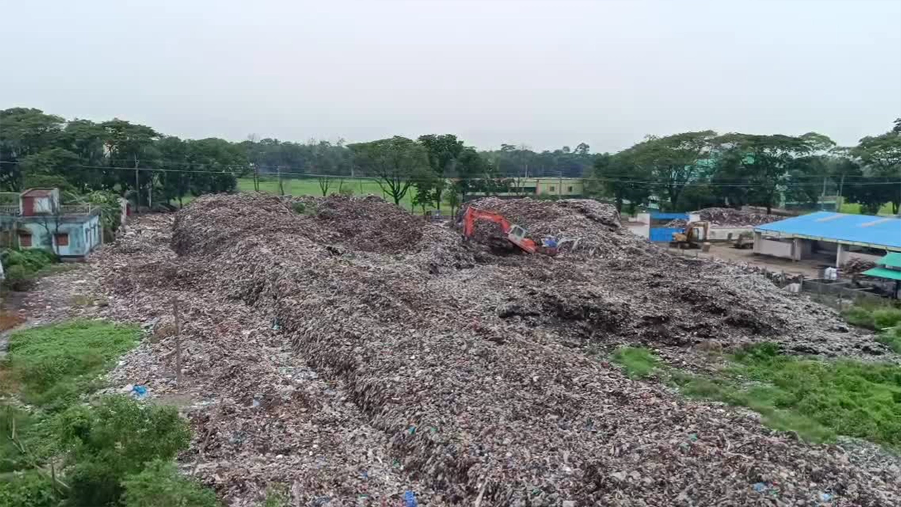 খোলা আকাশের নিচে স্তূপ করে রাখা ব্রাহ্মণবাড়িয়া পৌরসভায় বর্জ্য। ছবি : কালবেলা