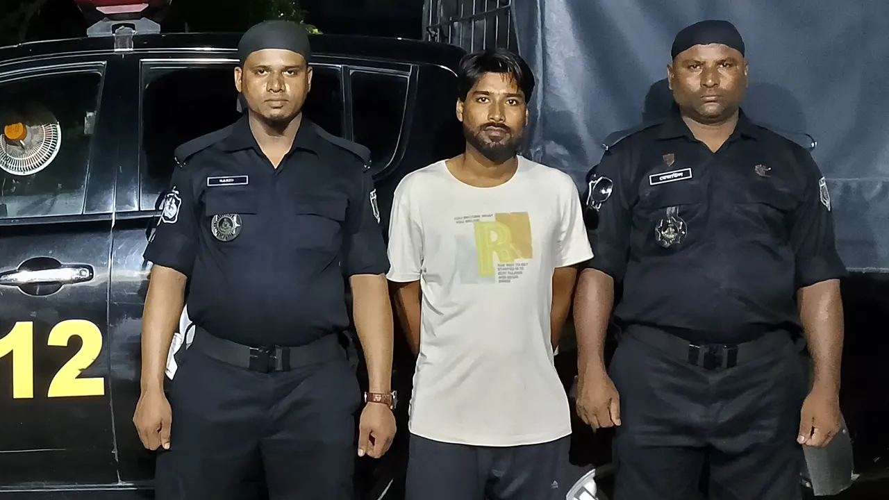 মেহেদী হাসান জিকুকে গ্রেপ্তার করে র‌্যাব। ছবি : কালবেলা