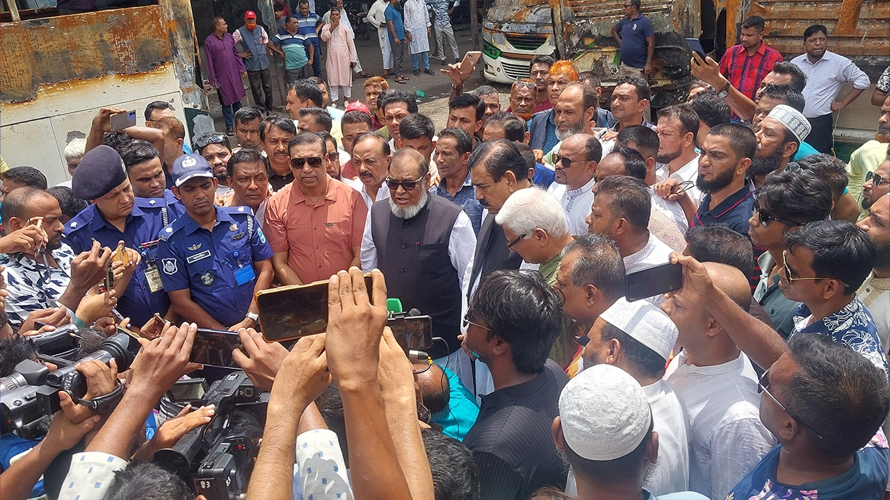 মাদারীপুরে সার্বিক পেট্রোল পাম্পে কথা বলছেন মুক্তিযুদ্ধবিষয়কমন্ত্রী আ ক ম মোজাম্মেল হক। ছবি : কালবেলা