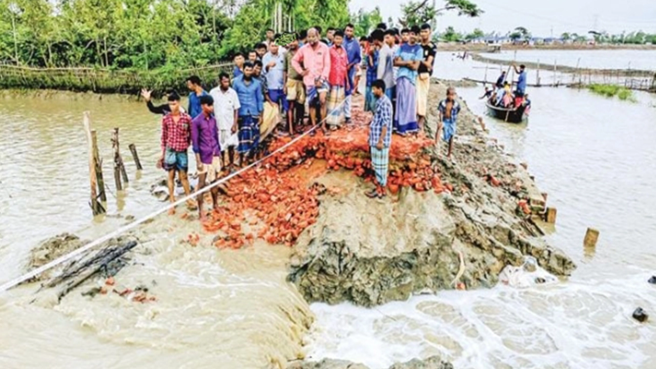 কক্সবাজারে রাস্তা ভেঙে চলাচলে দুর্ভোগ। ছবি : কালবেলা