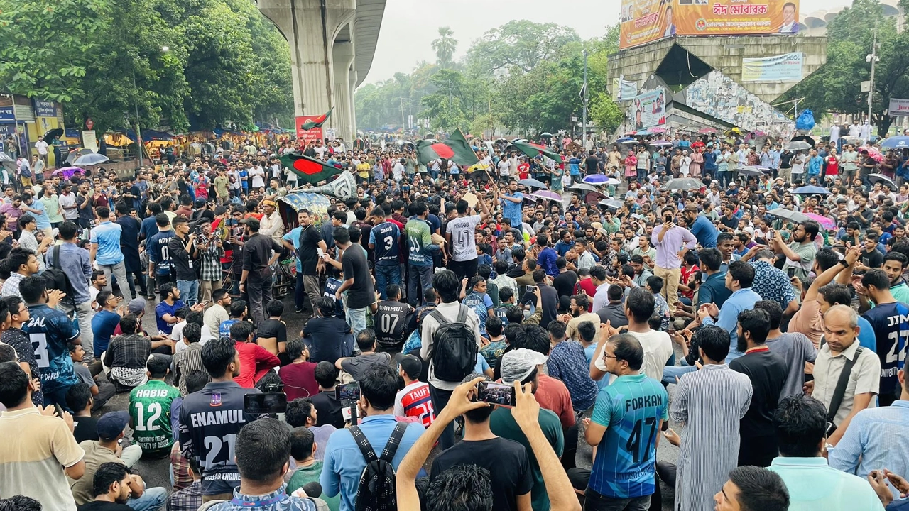 কোটা সংস্কারের দাবিতে রাজপথে শিক্ষার্থীরা। ছবি : কালবেলা