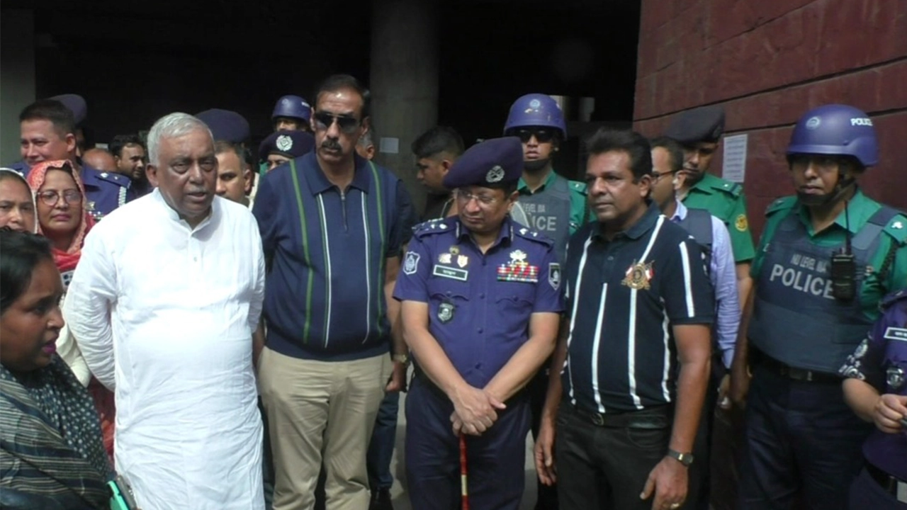 নারায়ণগঞ্জ জেলা পুলিশ সুপার কার্যালয়ে সাংবাদিকদের সঙ্গে আলাপকালে স্বরাষ্ট্রমন্ত্রী। ছবি : কালবেলা