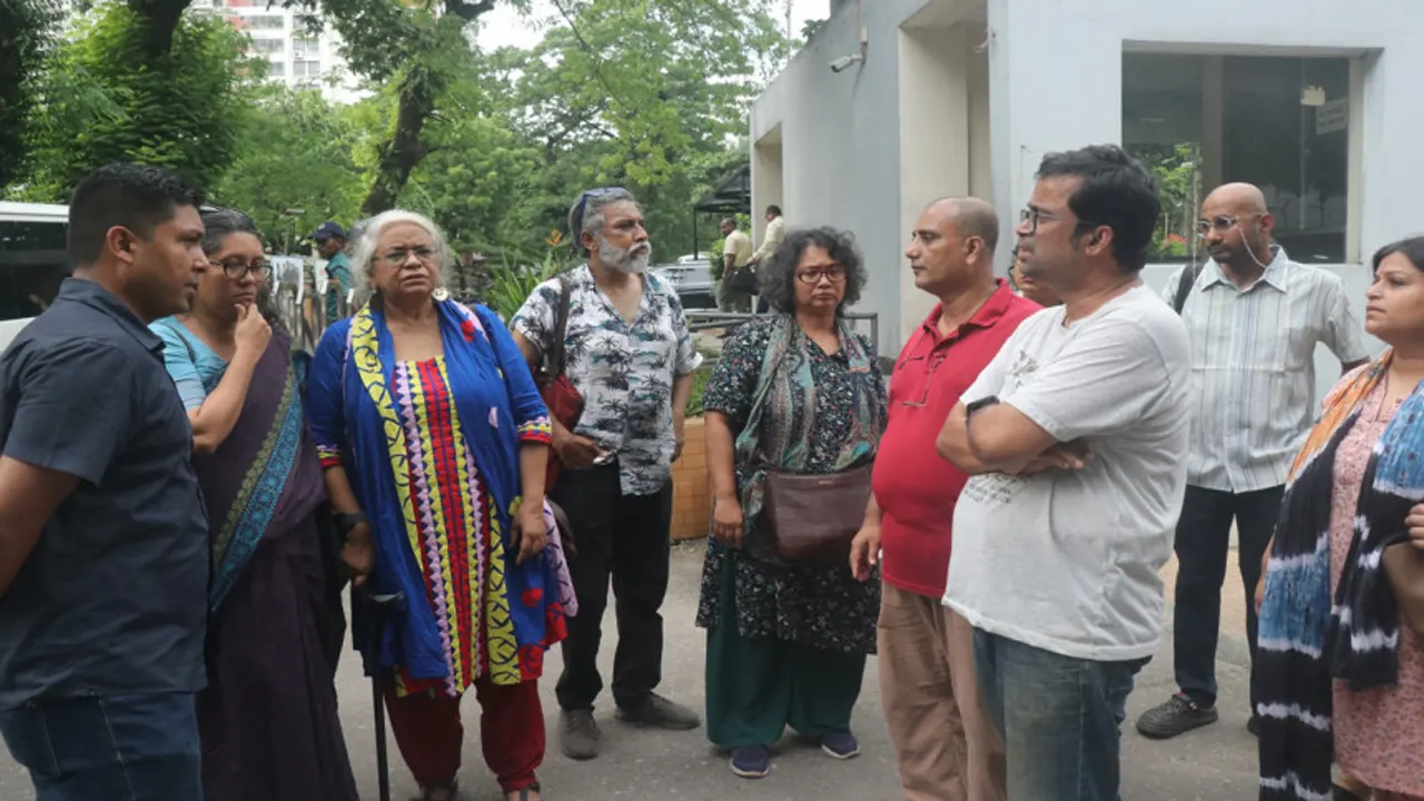 ডিবি কার্যালয়ের ফটকে বিশ্ববিদ্যালয়ের শিক্ষকরা। ছবি : সংগৃহীত